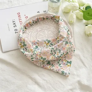 Bandeau bandana fleuri avec élastique arrière sur une assiette décorative blanche