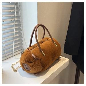 Dettaglio della borsa a cilindro in peluche capybara marrone con morbida pelliccia e catena
