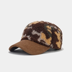 Gros plan sur la texture sherpa camouflage et la visière en velours côtelé marron d'un bonnet