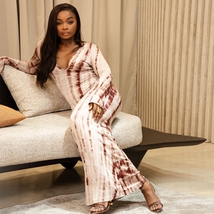 Chic tie-dye V-neck long sleeve maxi dress in burgundy and cream with a loose fit