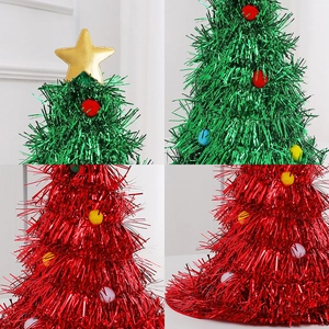 Chapeaux sapin de Noël en guirlande verte et rouge avec étoiles d'or et pompons colorés
