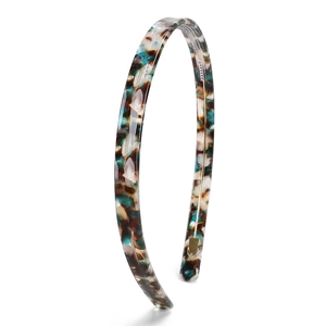 Close-up of tortoise shell pattern headband featuring a non-slip metal tipped end