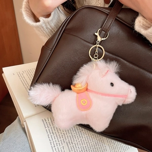 Simpatico portachiavi a forma di cavallo di peluche rosa appeso a una borsa di pelle