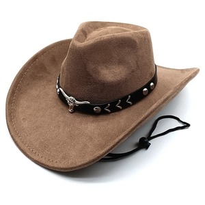 Dettaglio cappello da cowboy in pelle scamosciata marrone con fascia a testa di toro