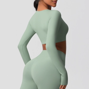 Vue latérale de l'ensemble de yoga avec haut court et legging vert sauge brossé