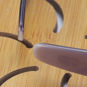 Macro detail of the non-slip acetate headband with a translucent grey-purple finish