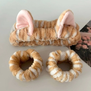 Détail de l'ensemble bandeau et poignets en polaire corail douce avec oreilles de chat