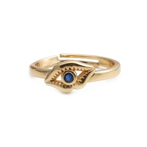 Détail macro de la bague œil en or avec zircon bleu et anneau ouvert réglable
