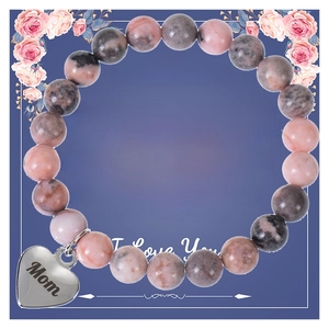 Bracciale in perle di marmo rosa e grigio con ciondolo a cuore su biglietto regalo