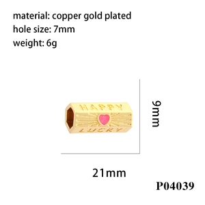 Détail montrant les dimensions et le trou de 7mm de la perle hexagonale en cuivre plaqué or