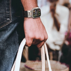 Dettaglio del cinturino tattico in fluoroelastomero nero per Apple Watch con fibbia