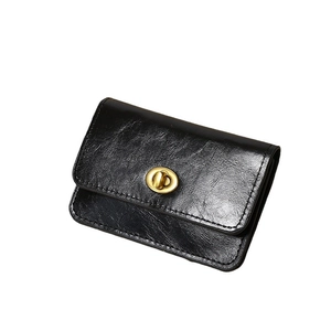 Minimalistisches schwarzes Lederportemonnaie mit goldenem Vintage-Drehverschluss