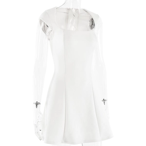 Détail d'une robe courte blanche à col carré et manches bouffantes sur mannequin