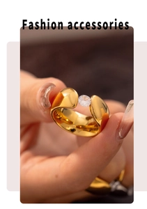 Makroansicht des 18k vergoldeten Edelstahlrings mit einem funkelnden Zirkoniastein