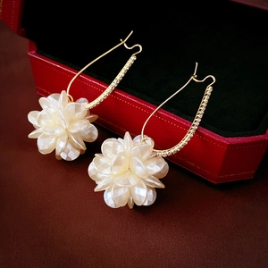 Boucles d'oreilles fleurs en acrylique avec crochets dorés et strass brillants