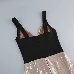 Détail des paillettes noires et dorées sur une robe de soirée ajustée à col en V