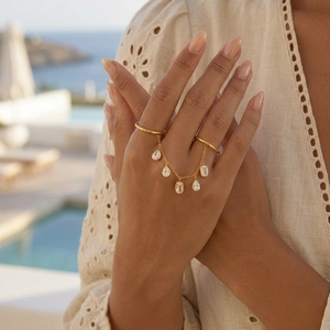Bague double en acier inoxydable doré avec pampilles en zircon pour un look de luxe