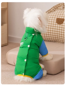 Détail d'une doudoune imperméable pour chien avec boutons-pression et anneau en D en métal