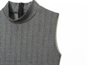 Vue détaillée de l'encolure et de l'emmanchure d'une robe avec motif à chevrons