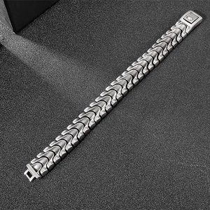 Dettaglio del bracciale da uomo in acciaio inossidabile con maglie a osso di drago