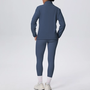 Vista posteriore di un set da yoga in pile blu navy con leggings a vita alta e top
