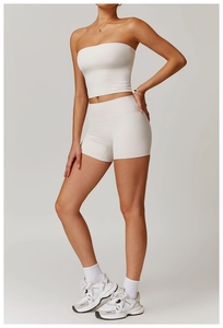 Gros plan sur l'ensemble débardeur bustier ivoire et short taille haute en tissu de yoga extensible