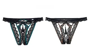 Dettaglio di perizoma sexy in pizzo con design traforato e ciondolo a nappa decorativo