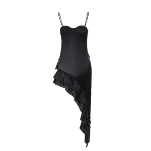 Détail d'une robe à fines bretelles en satin noir avec ourlet asymétrique à volants soyeux