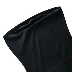 Vue macro détaillée de la texture du tissu noir élastique et du bord à volants de la robe