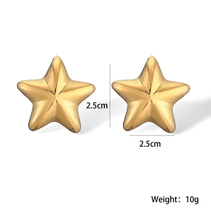 Detailed view of 18K gold star stud earrings with 2.5cm size and 10g weight specifications