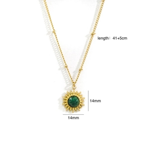 Dettaglio collana con perline in oro 14k con pendente a raggiera e pietra verde