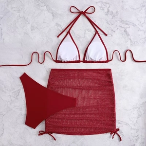 Vue détaillée à plat d'un ensemble bikini rouge 3 pièces avec jupe en maille filet