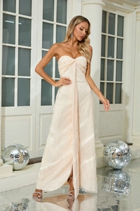 Dettaglio ravvicinato dell'abito in tulle champagne con perle e paillettes