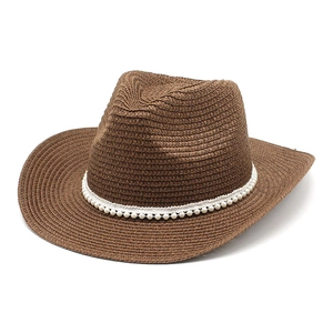 Vue détaillée d'un chapeau de cowboy en paille tressée orné de perles blanches