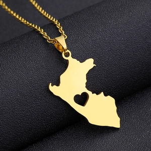 Dettaglio ravvicinato del ciondolo mappa del Perù dorato con cuore su pelle