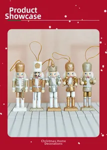 Dettaglio di cinque soldatini schiaccianoci decorativi con glitter oro e argento