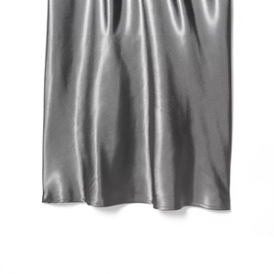 Robe midi en satin gris argenté avec perles asymétriques et texture soyeuse