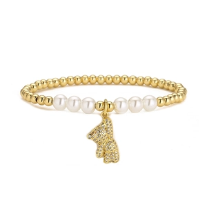 Detail eines 18K vergoldeten Perlenarmbands mit Zirkonia-Bär und weißen Perlen