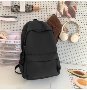Details eines schwarzen Nylon-Rucksacks mit gewebten Reißverschluss-Zügen am Organizer
