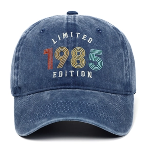 Detalle del bordado colorido LIMITED 1985 EDITION en la gorra de denim lavado azul
