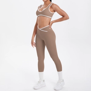 Details der hoch taillierten Yogahose mit weißem Besatz und überkreuztem Bund in Kaffeebraun