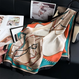 Lussuoso foulard in seta con motivi a catena e cinture su elegante sfondo nero