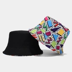 Dettaglio di cappelli alla pescatora reversibili neri e con motivi geometrici colorati
