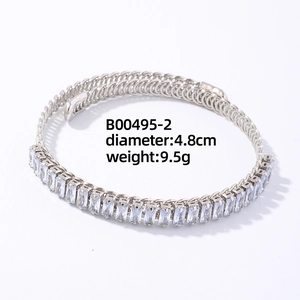 Détail du bracelet réglable en argent avec zircons carrés et design à texture spirale