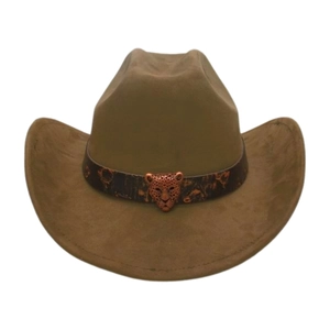 Dettaglio del cappello da cowboy in pelle scamosciata con fibbia metallica a testa di leopardo