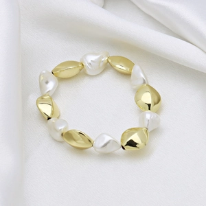 Elegant 18k gold plated bracelet with irregular metal beads and white baroque pearls