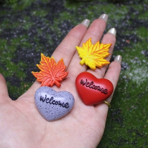Resin maple leaf and heart-shaped welcome sign ornaments for miniature garden landscape