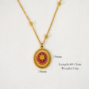 Detail view of vintage gold necklace with dimensions 19x14mm pendant and 40+5cm chain