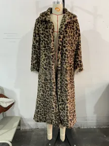 Gros plan sur la texture léopard en fausse fourrure d'un long manteau d'hiver élégant
