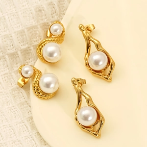 Boucles d'oreilles perles dorées avec métal torsadé et design creux style liquide